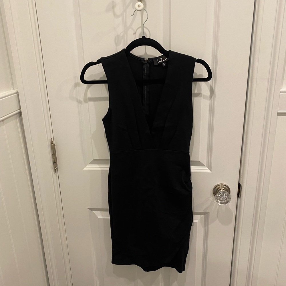 Lulu’s black mini dress